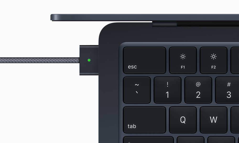 موصل MagSafe في جهاز M2 MacBook Air