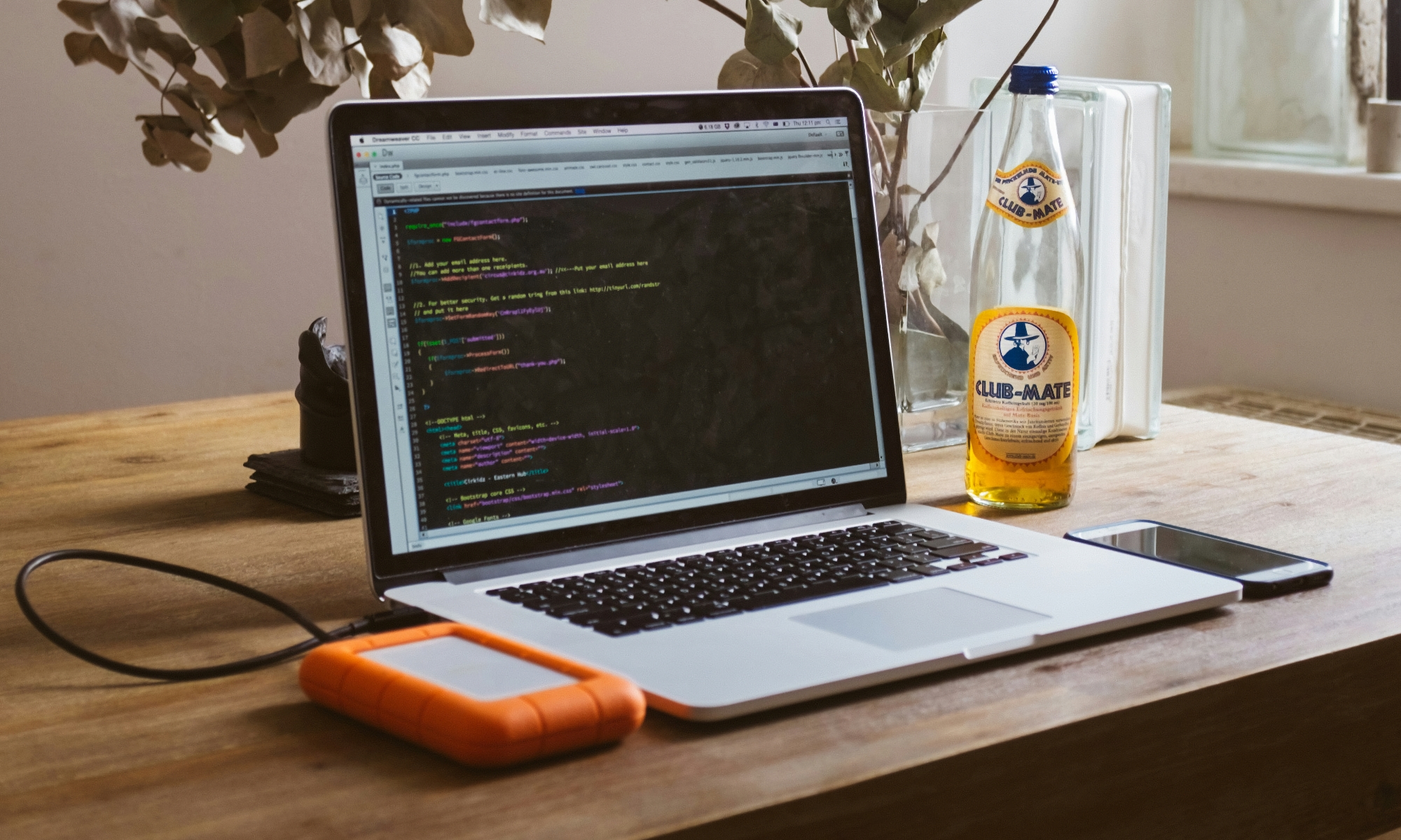 جهاز MacBook Pro على مكتب مع قرص صلب خارجي موصول