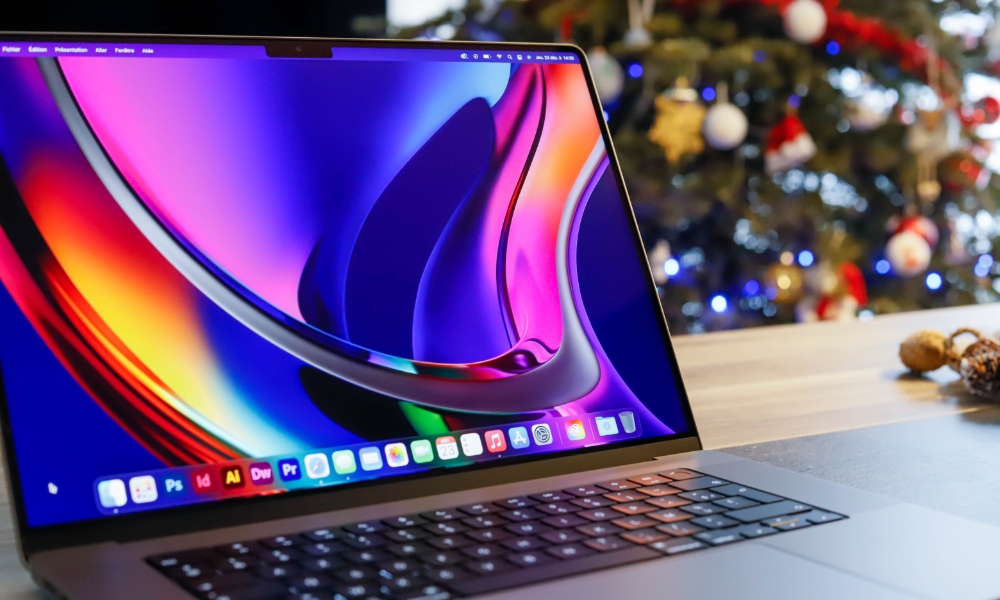 MacBook Pro مع شجرة عيد الميلاد في الخلفية