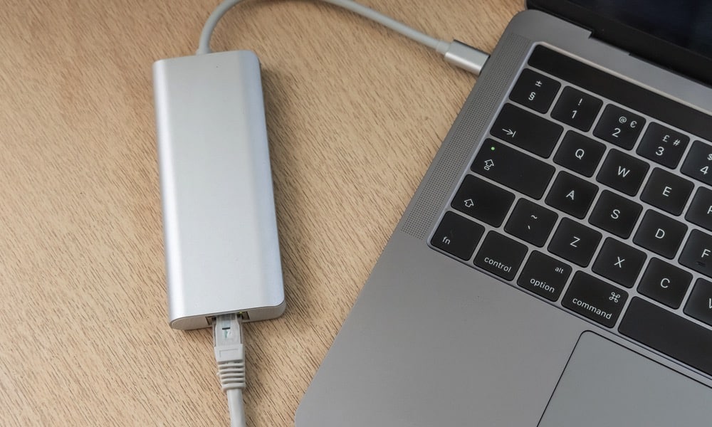 MacBook Pro مع وصلة إيثرنت سلكية