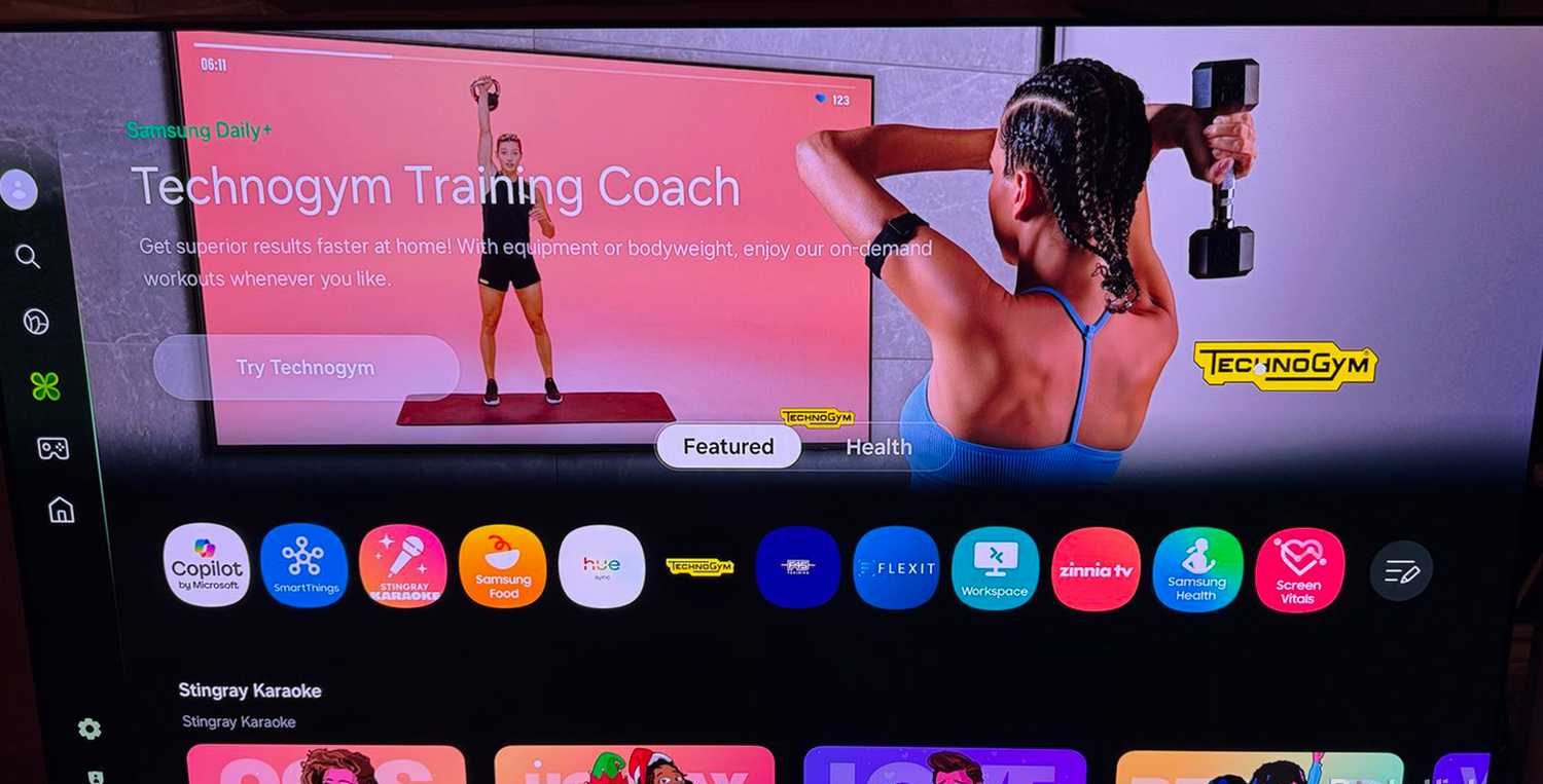 تطبيق لياقة بدنية على تلفزيون Samsung Tizen S90F OLED.