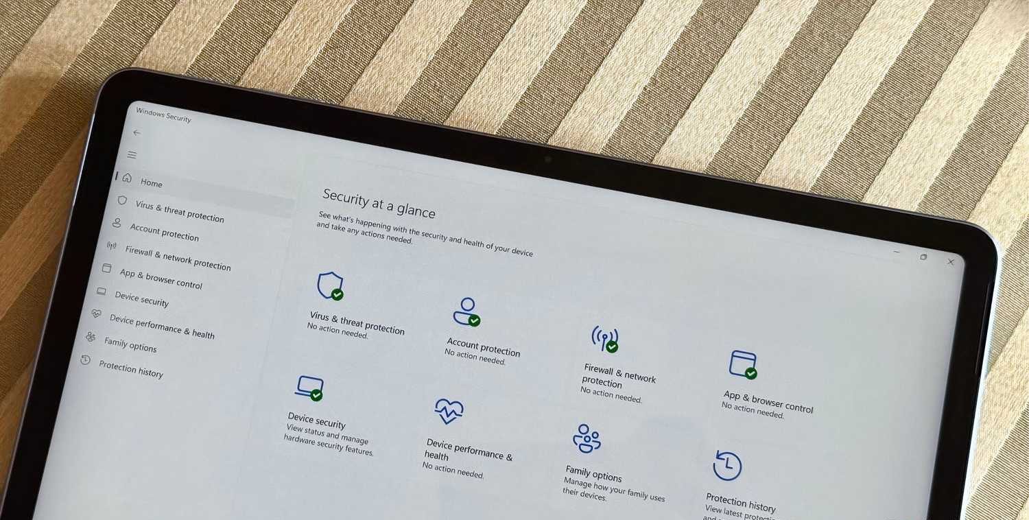 تطبيق الأمان في Windows 11 يعمل على جهاز لوحي Surface Pro.