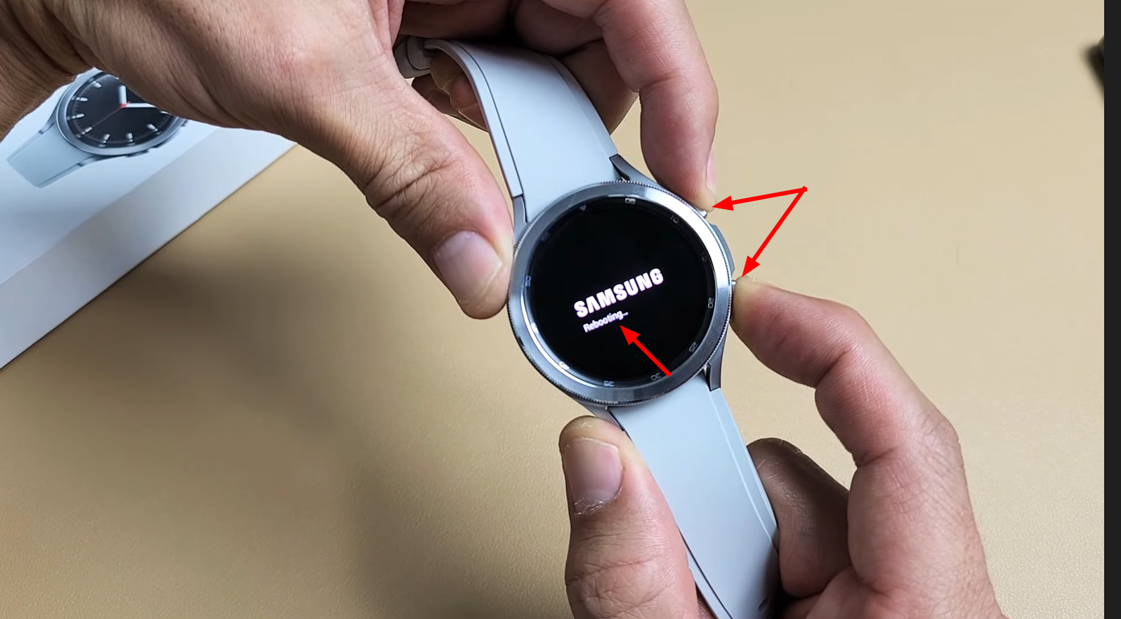 اضغط مع الاستمرار على الزرين