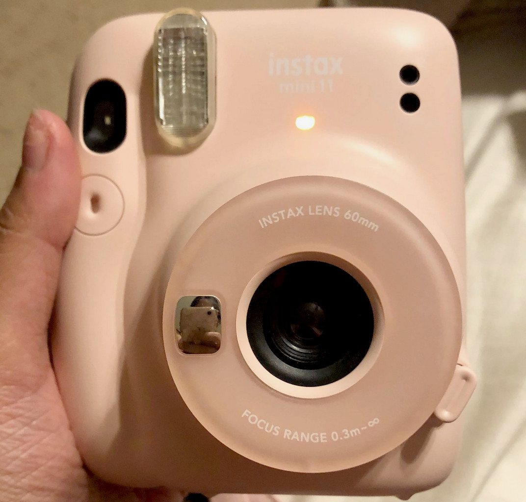Instax Mini 11 يومض باللون البرتقالي