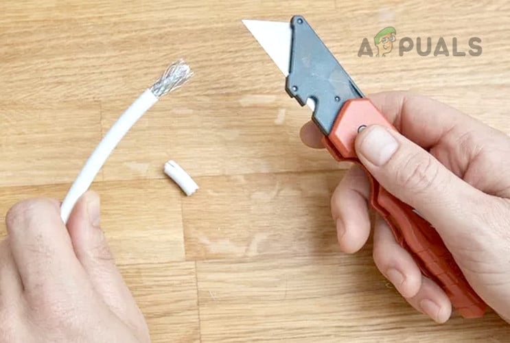 قص الغلاف العلوي للكابل المحوري