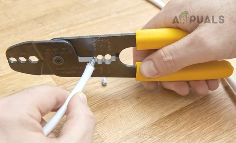 إزالة الطبقة البلاستيكية البيضاء من الكابل