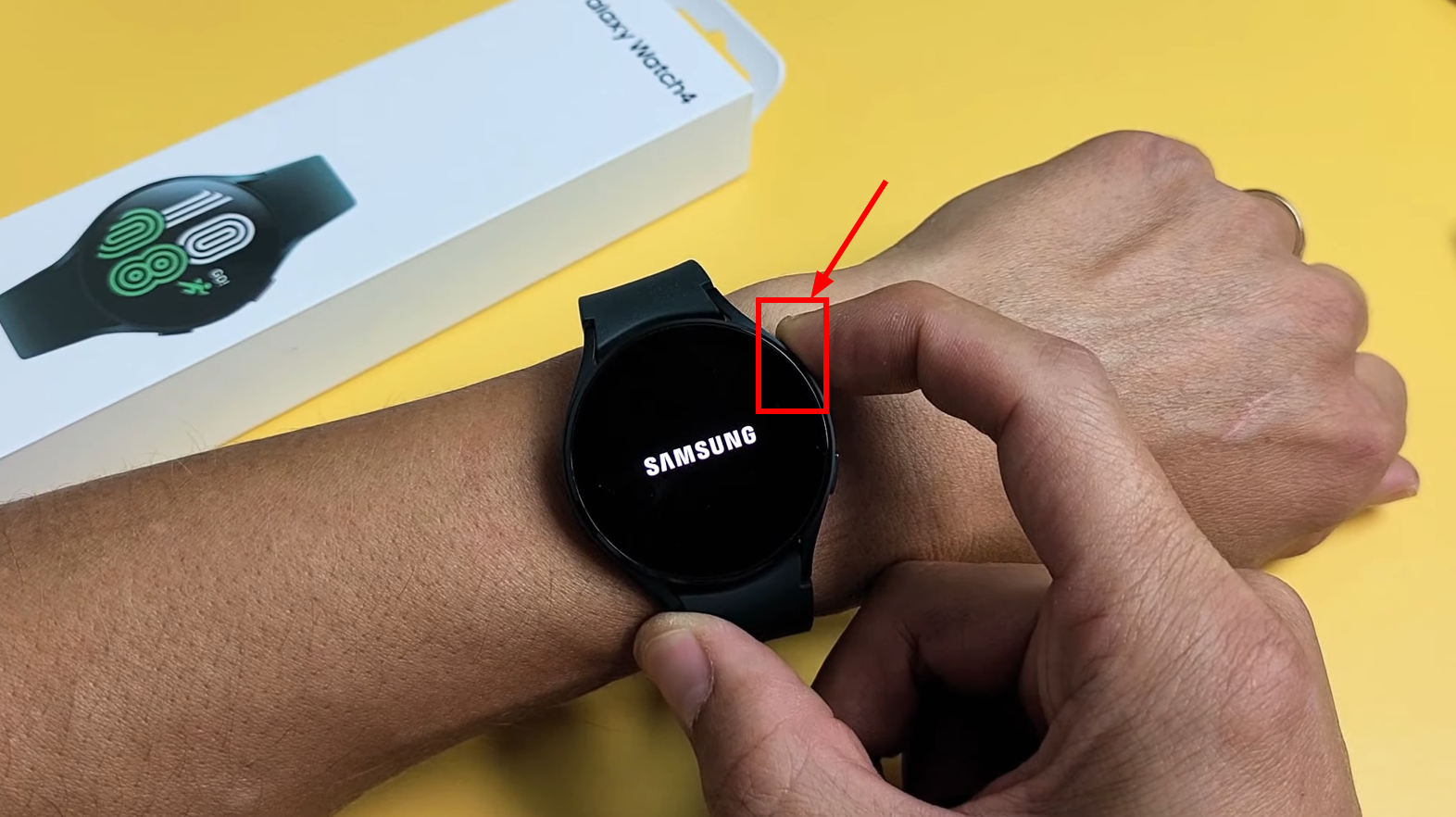 اضغط مع الاستمرار على زر التشغيل