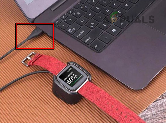 قم بتوصيل Fitbit Versa 2 بمنفذ USB في نظام