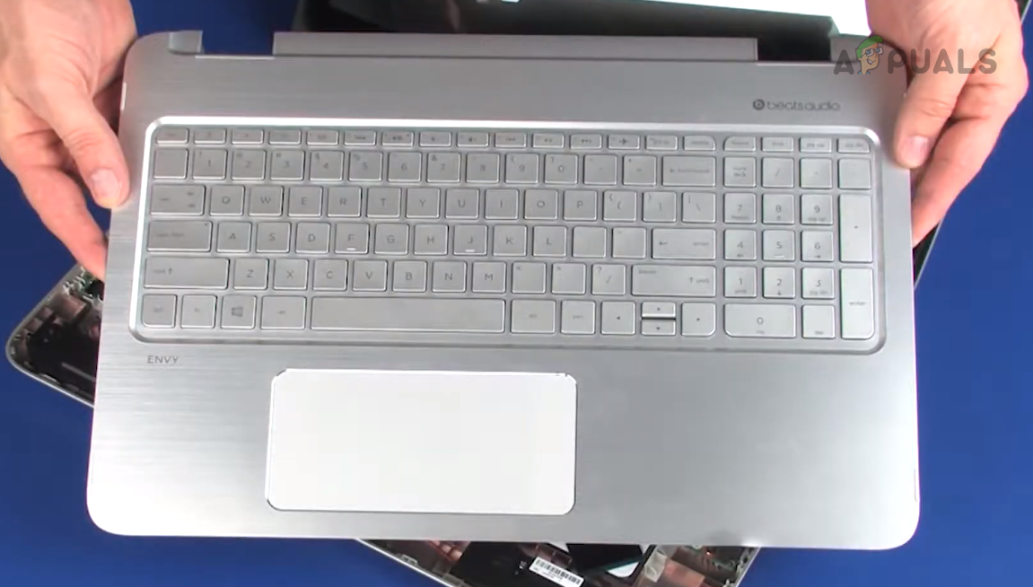 إزالة الغطاء العلوي لجهاز HP Envy X360