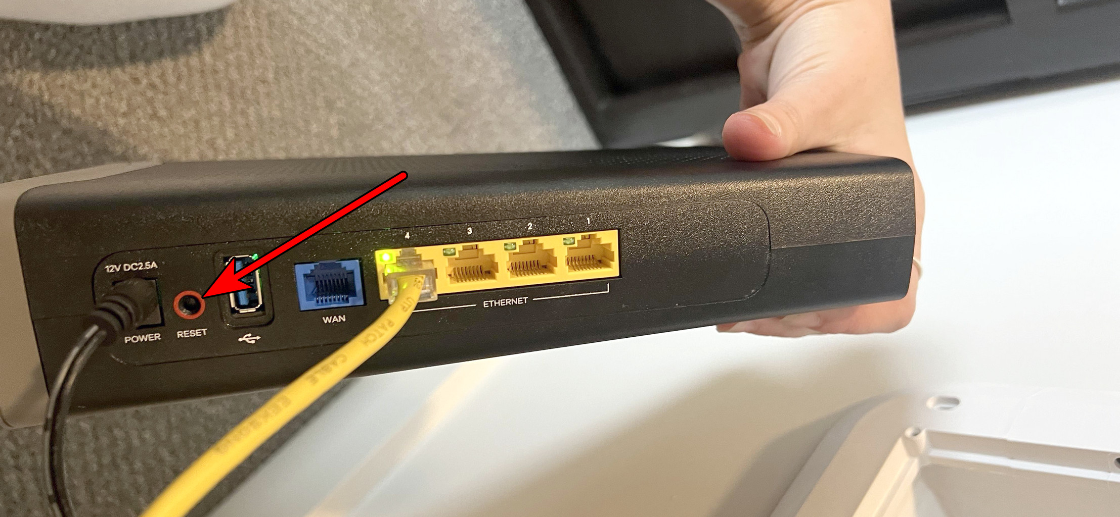 إعادة ضبط جهاز التوجيه إلى إعدادات المصنع الافتراضية