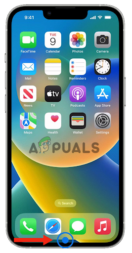 اسحب لأعلى من أسفل الشاشة. ثم، توقف مؤقتًا في منتصف الشاشة