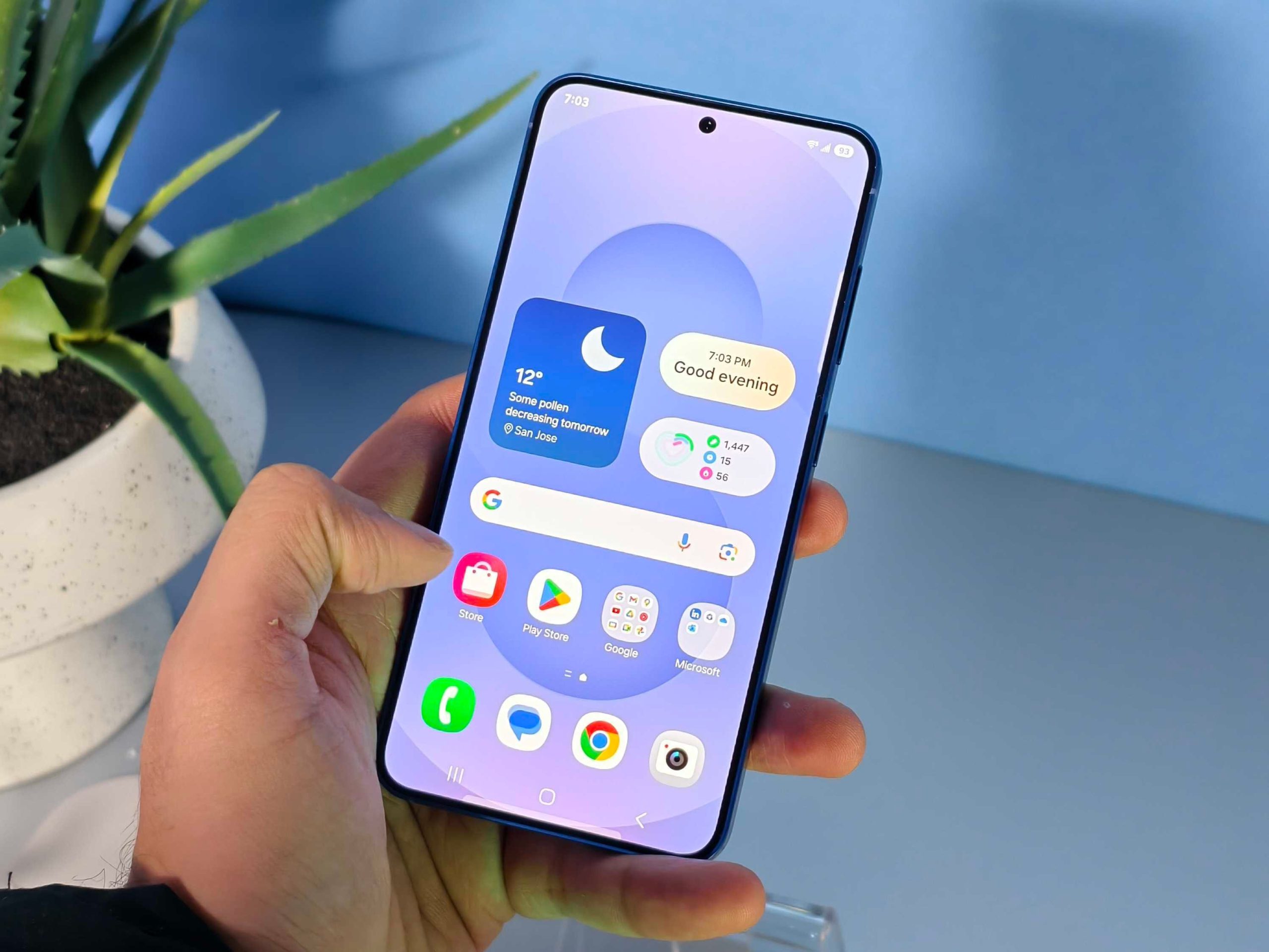 الواجهة الأمامية لهاتف Samsung Galaxy S25.