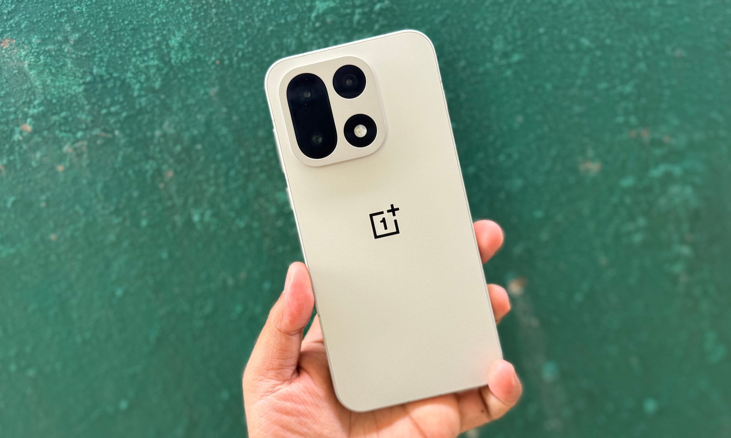 منظر خلفي لهاتف OnePlus 15.