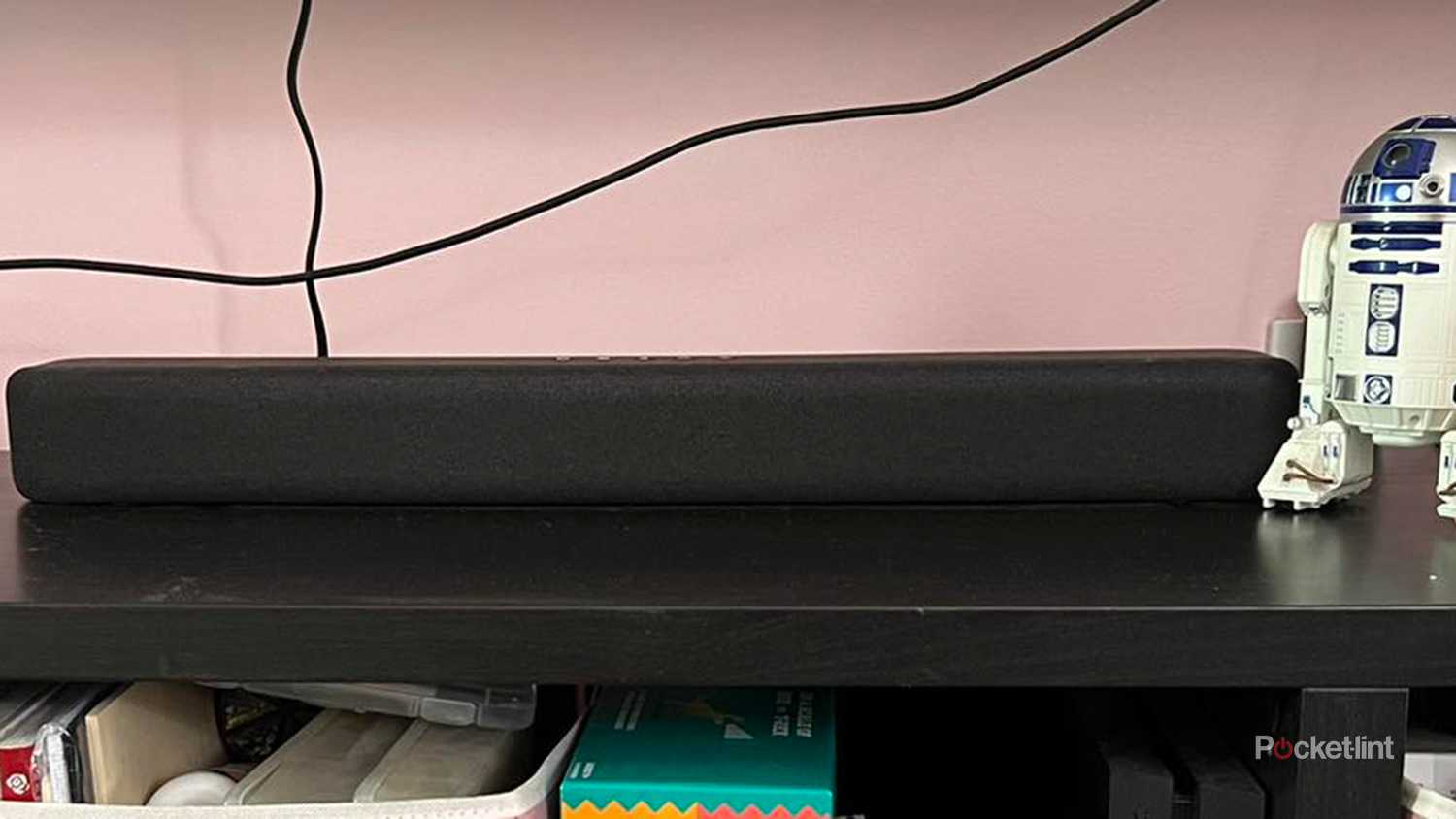 مكبر صوت Amazon Fire TV على حامل التلفزيون.