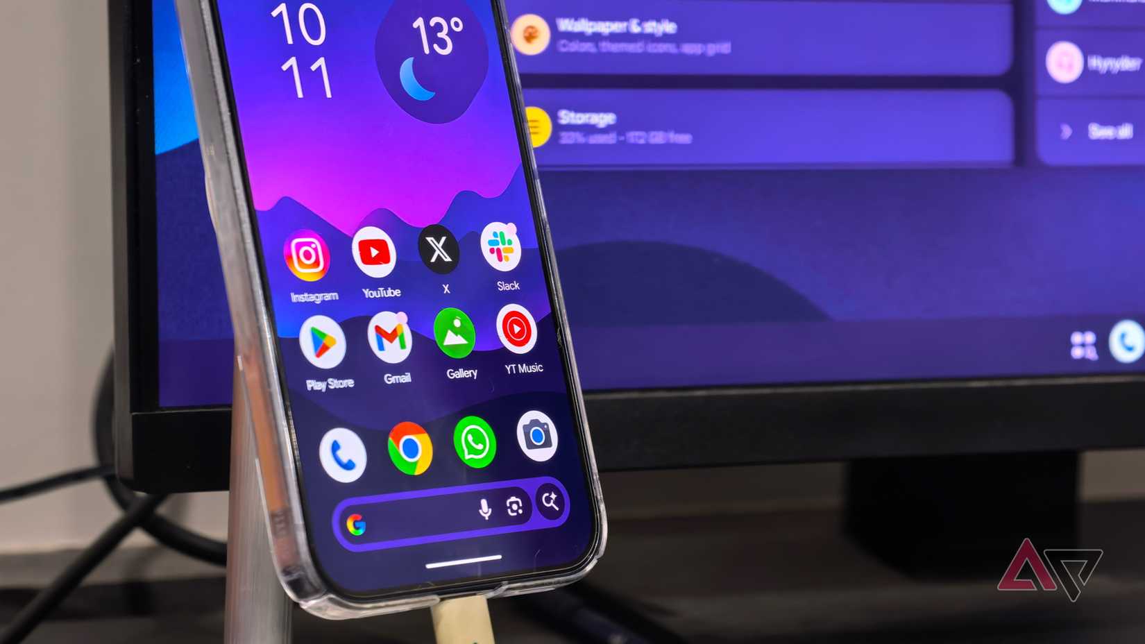 صورة مقربة للشاشة الرئيسية لنظام Android معكوسة على شاشة سطح المكتب