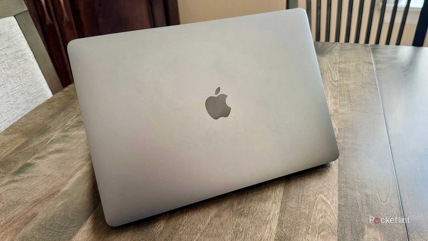 نموذج Apple MacBook Air M1 على طاولة.