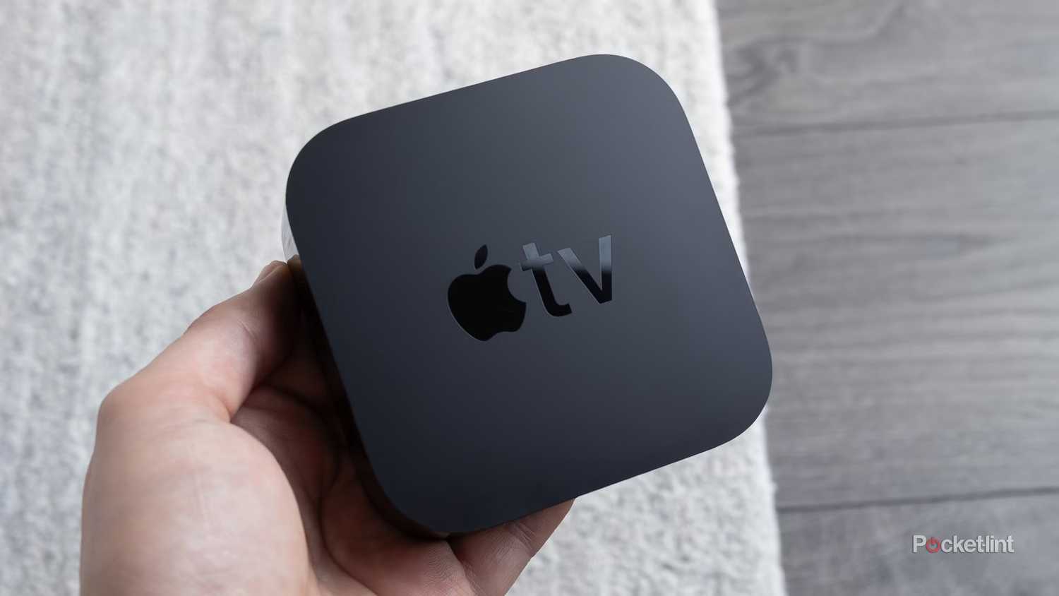 شخص يحمل Apple TV 4K.