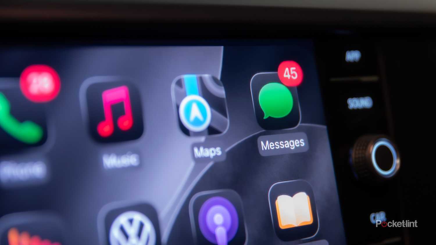 صورة ثابتة لتطبيق Apple CarPlay iOS 26 وتطبيق الرسائل الخاص به.