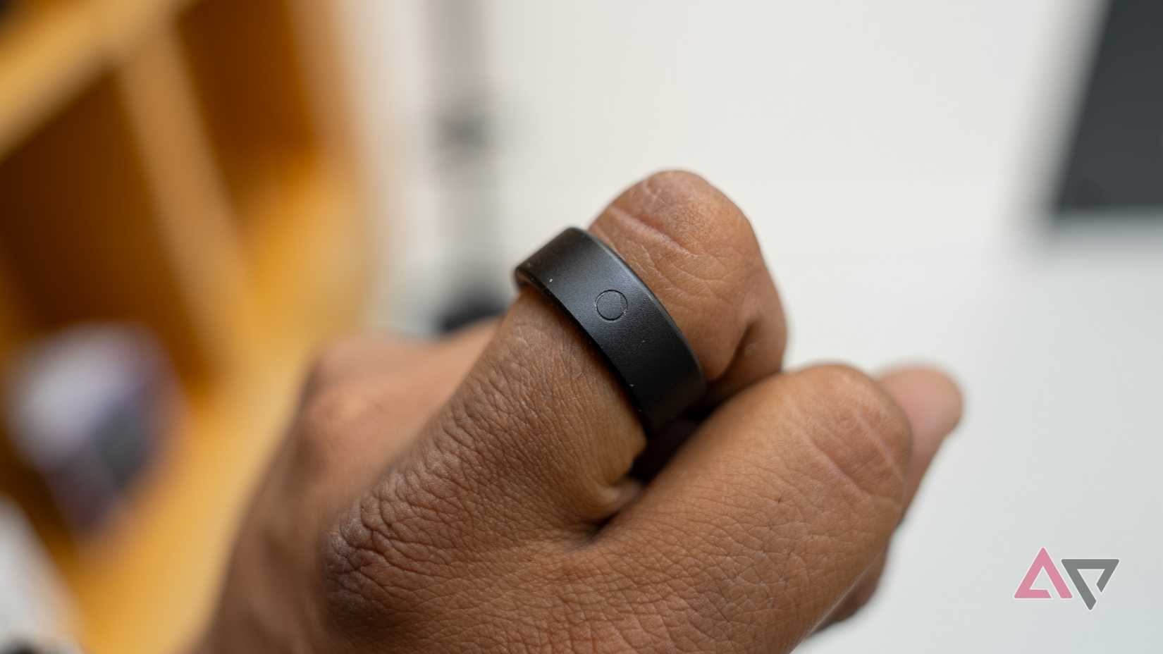 خاتم Circular Ring Slim على إصبع الوسطى