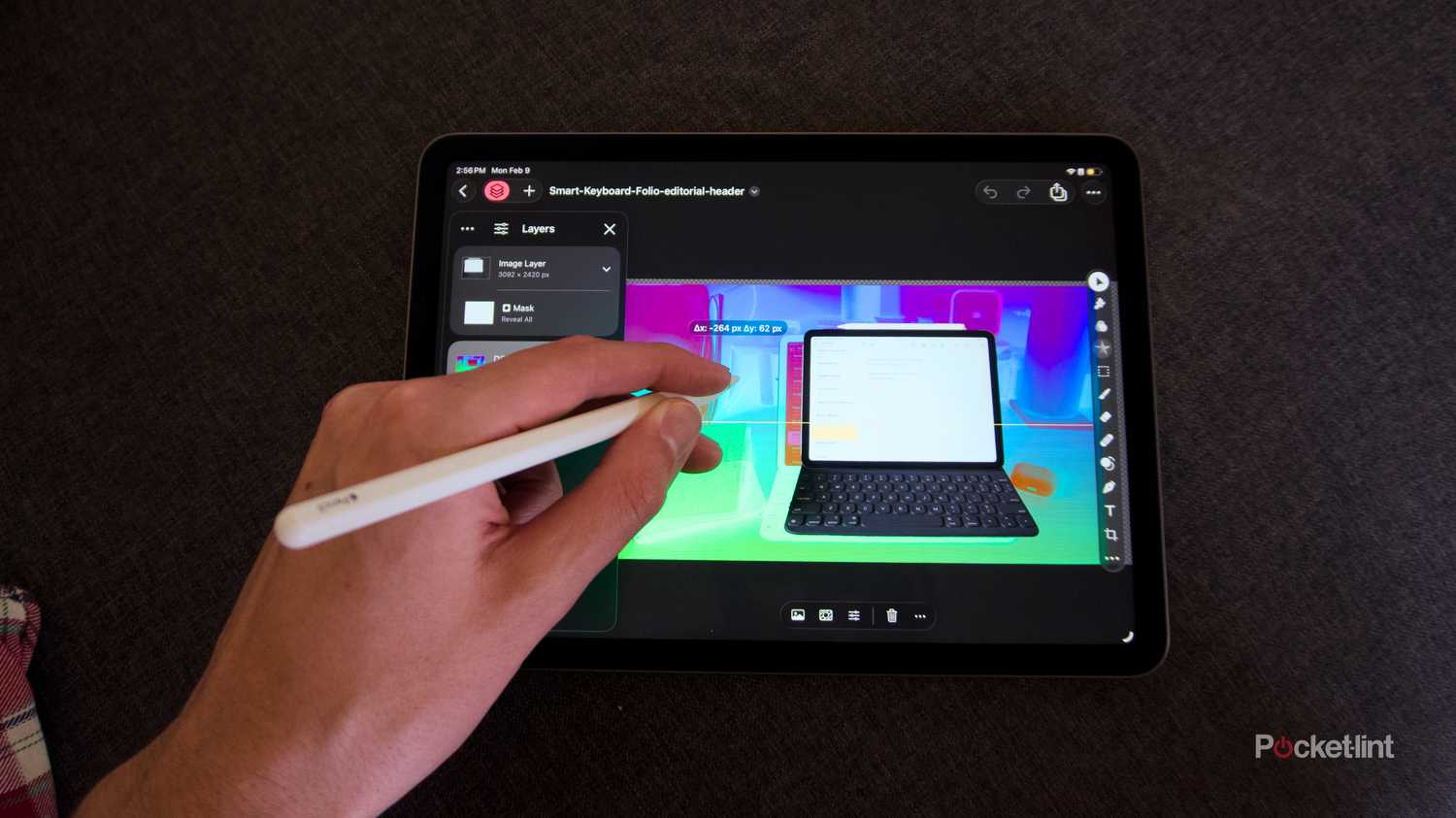 يد تستخدم قلم Apple في Pixelmator Pro يعمل على جهاز iPad.