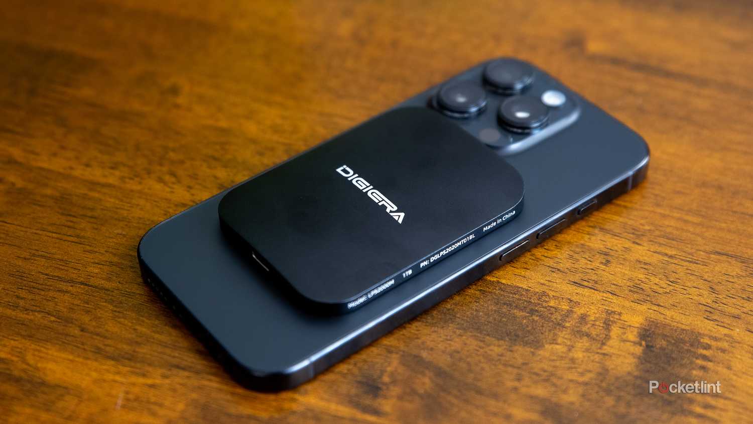 صورة ثابتة لـ Digiera Endura SSD ملتصقة بالجزء الخلفي من iPhone 16 Pro.