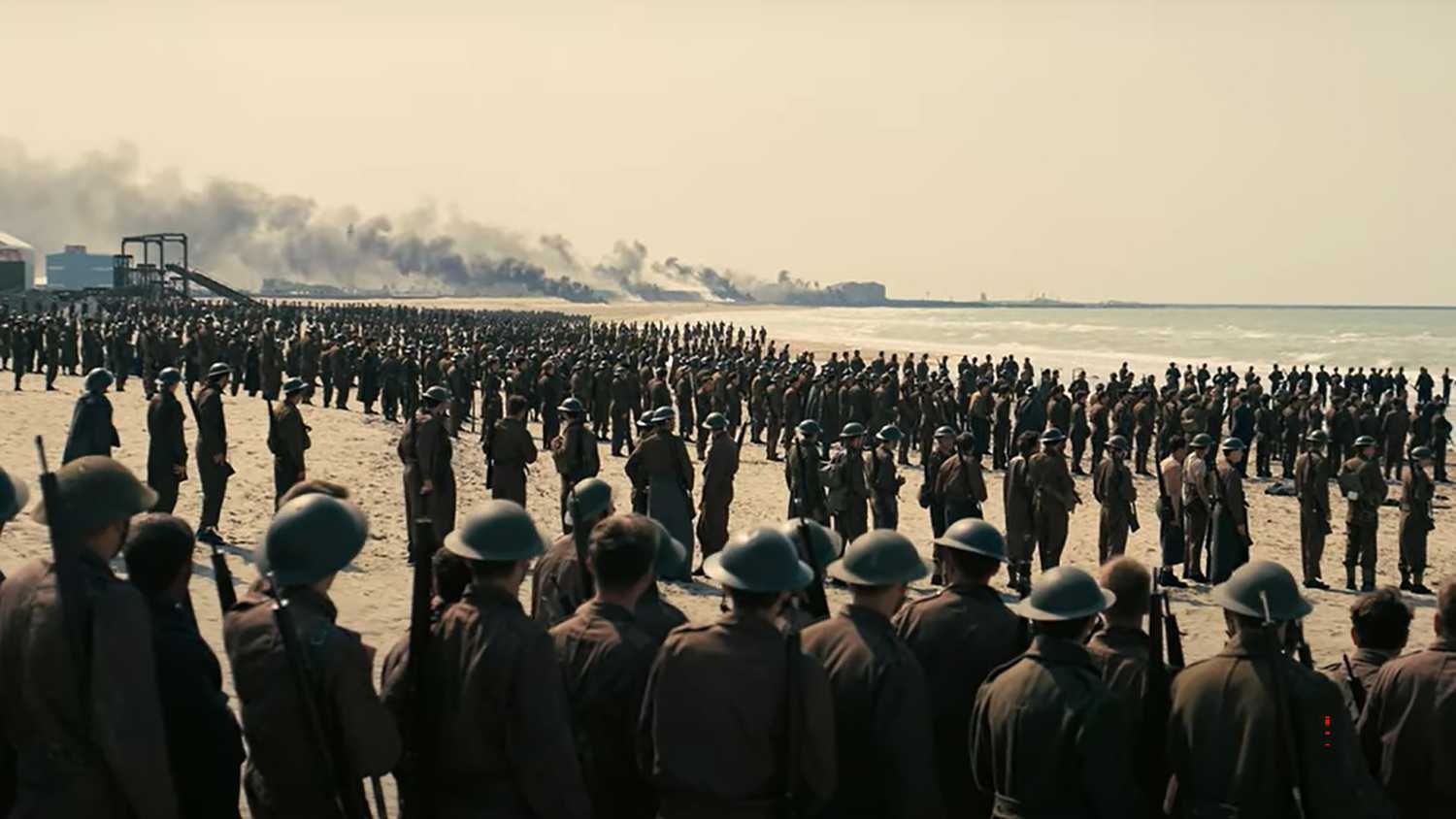 جنود على الشاطئ في فيلم Dunkirk لكريستوفر نولان.