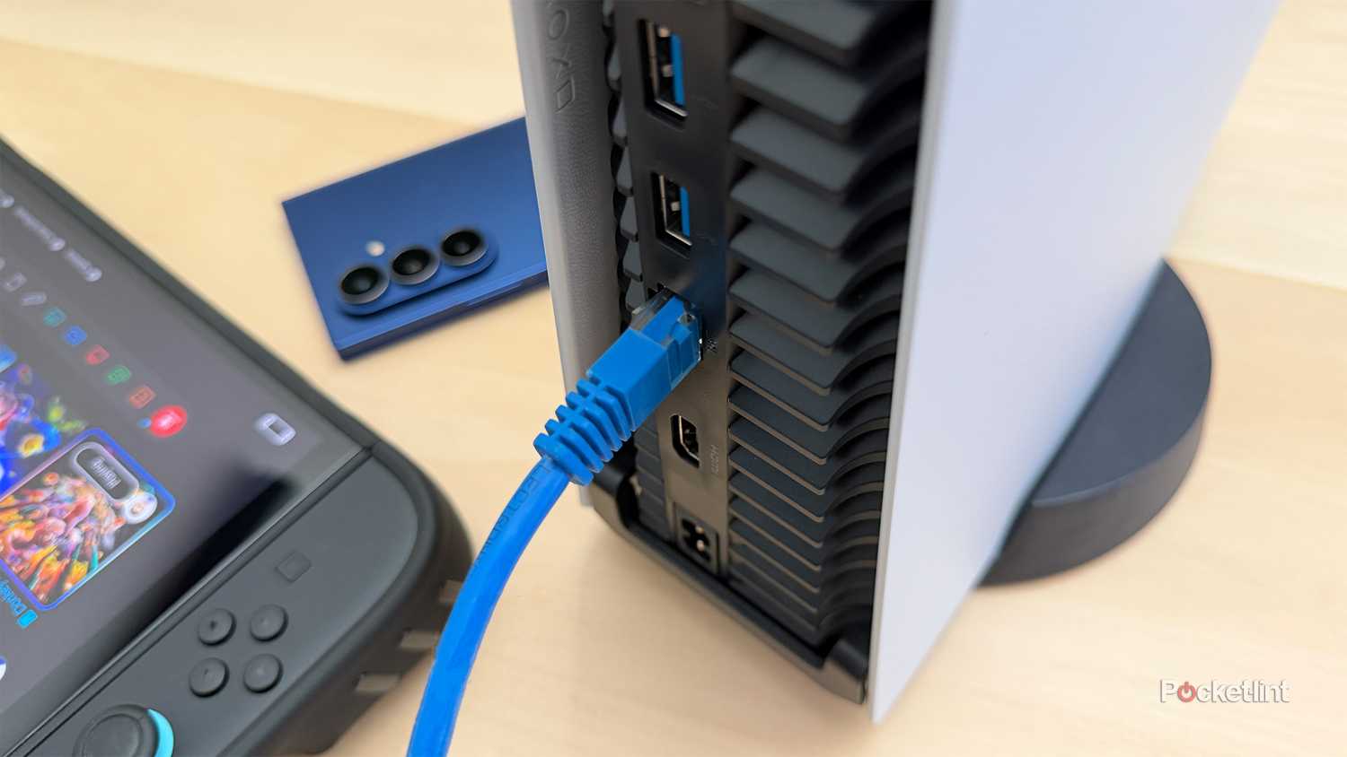 جهاز PS5 موصول بكابل Ethernet.