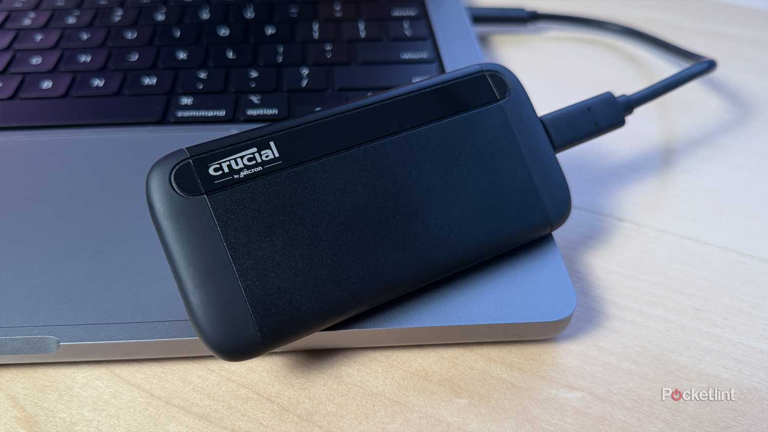 محرك أقراص SSD خارجي موصول بجهاز MacBook.