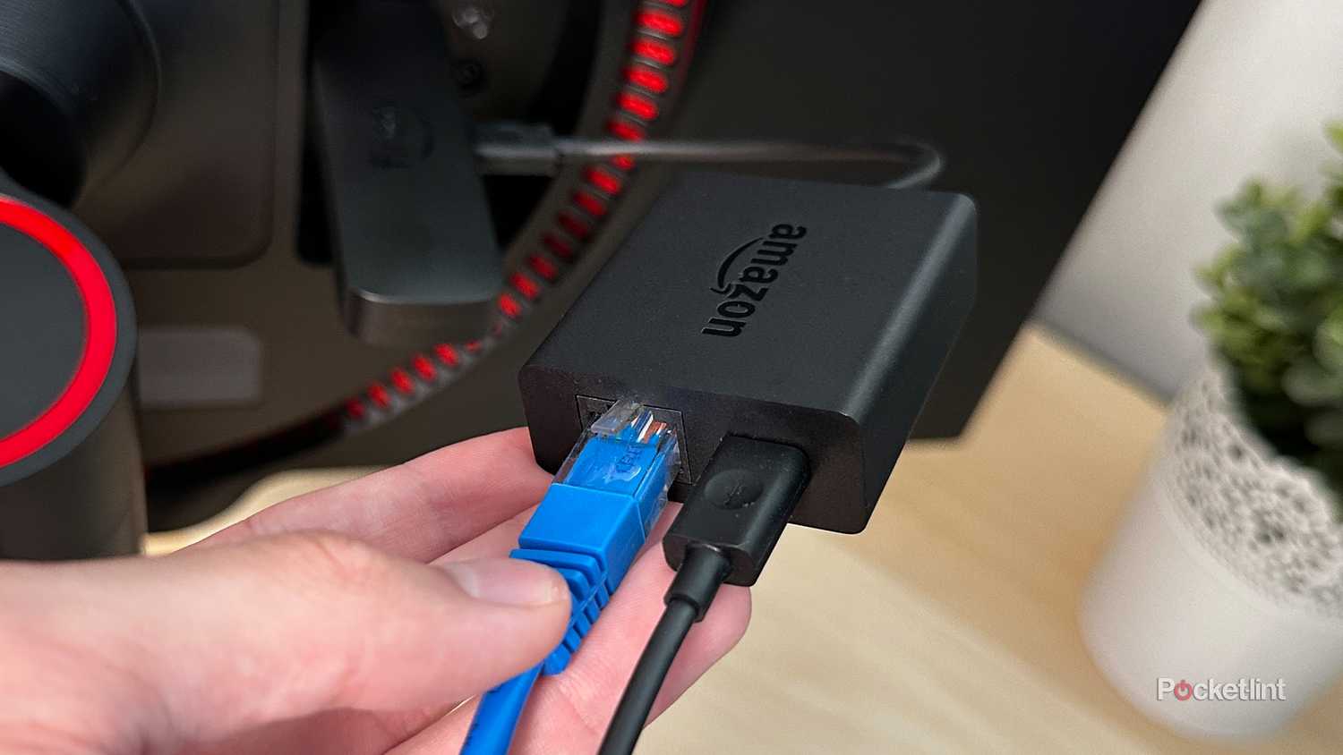 محول Ethernet متصل بجهاز Fire TV Stick 4K Max.