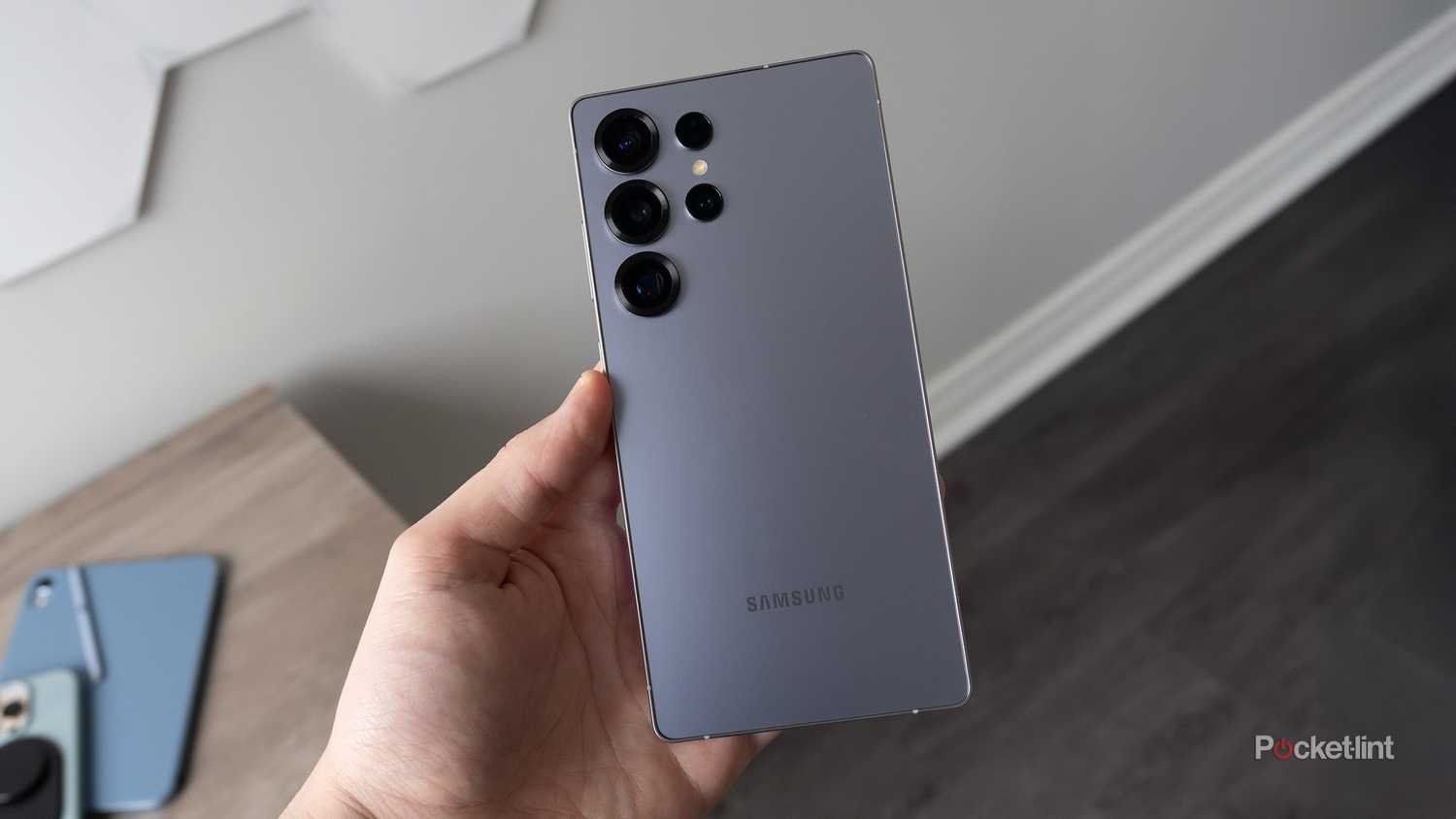 هاتف Galaxy S25 Ultra في اليد من الخلف.