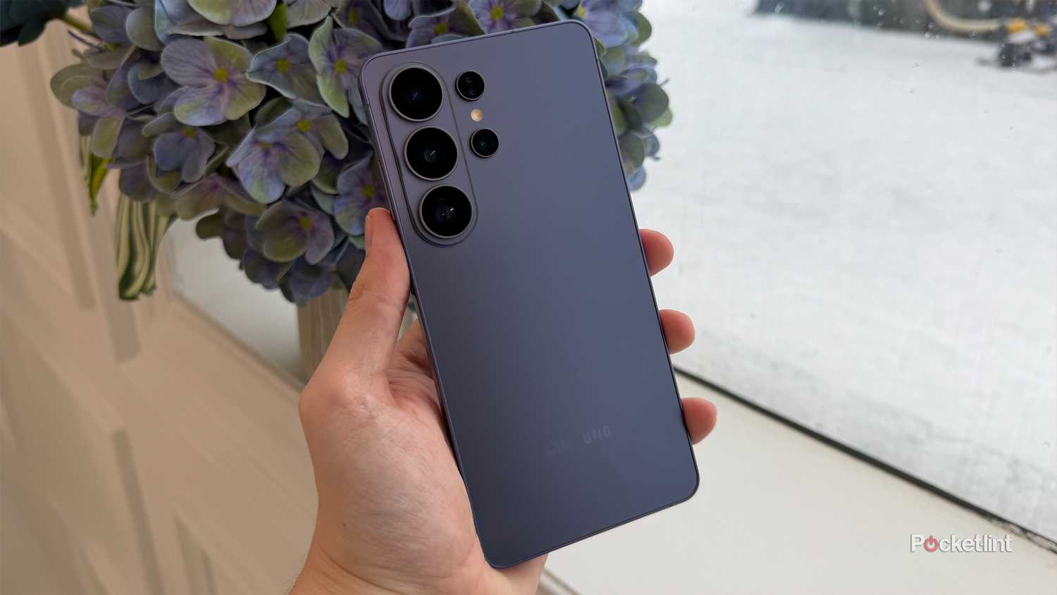 شخص يحمل هاتف Samsung Galaxy S26 Ultra.