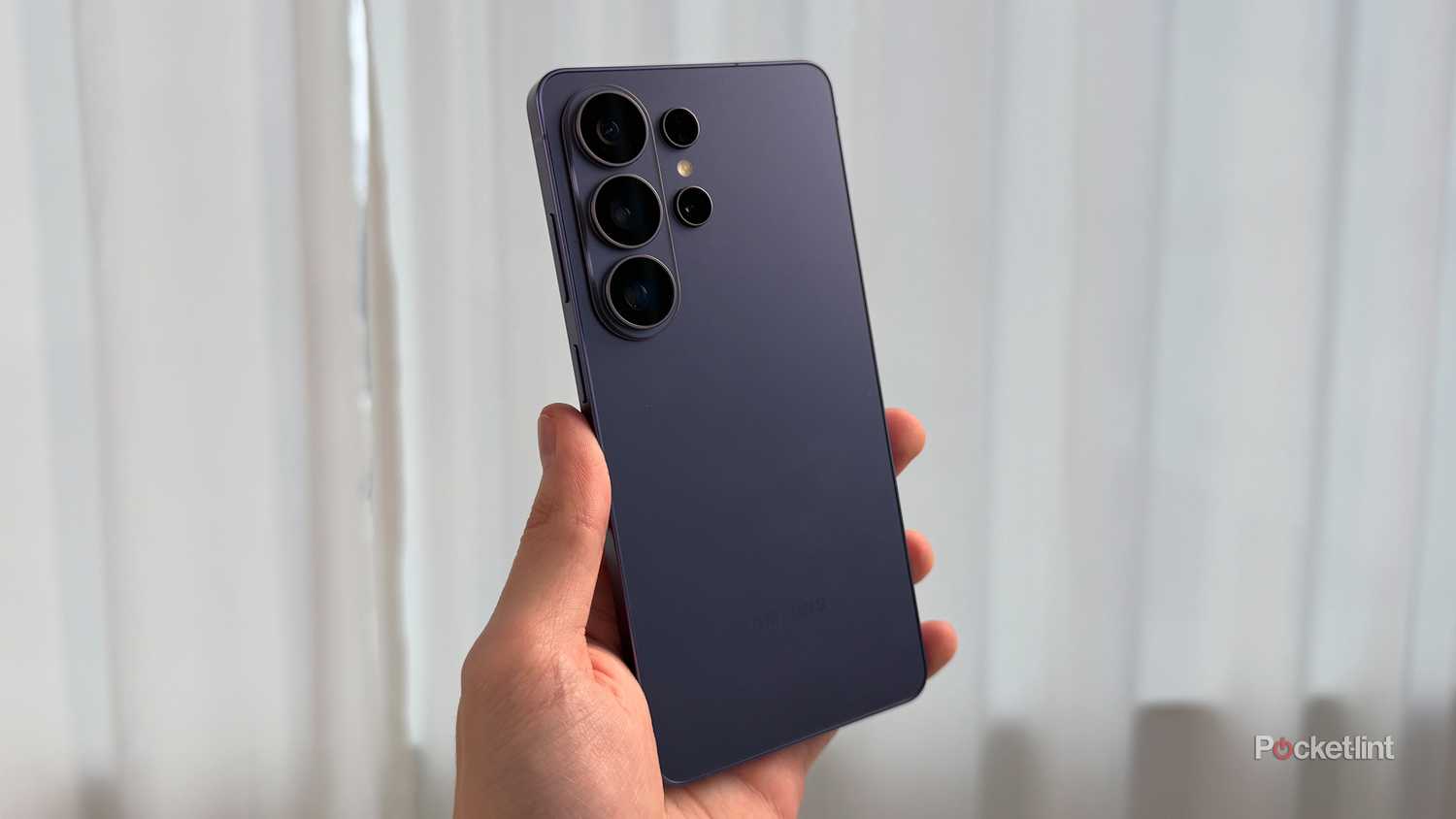 شخص يحمل Galaxy S26 Ultra.