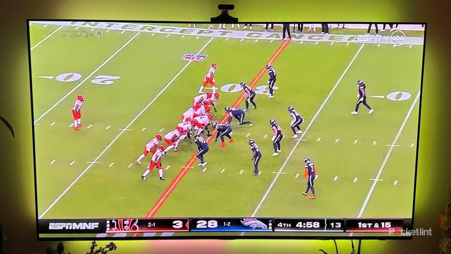 مباراة كرة قدم على تلفزيون OLED مع Govee Backlight 3 Pro.