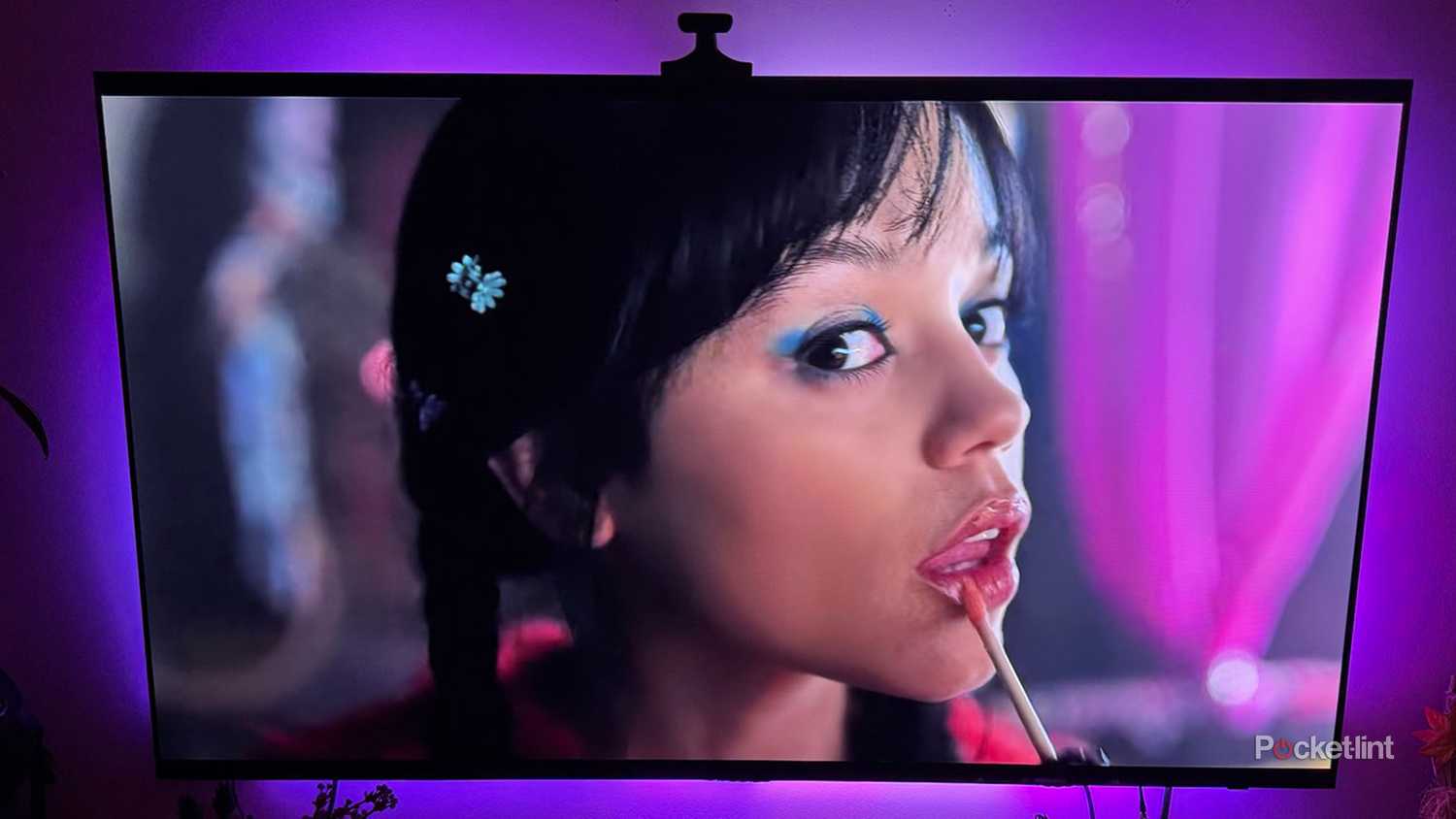 الأربعاء على تلفزيون OLED مع Govee Backlight 3 Pro.