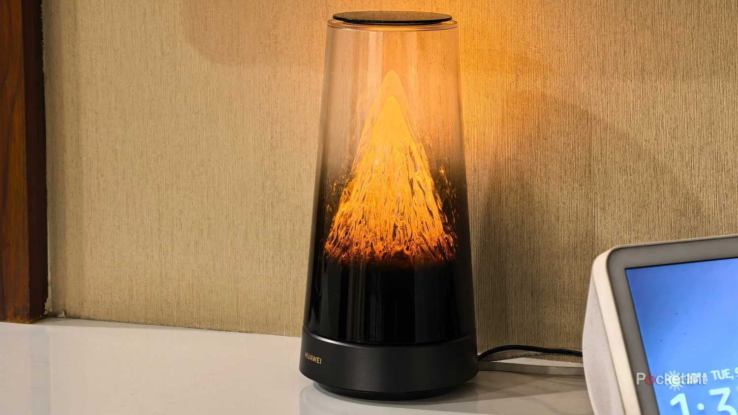 Huawei WiFi Mesh X3 Pro بجوار Amazon Echo Show