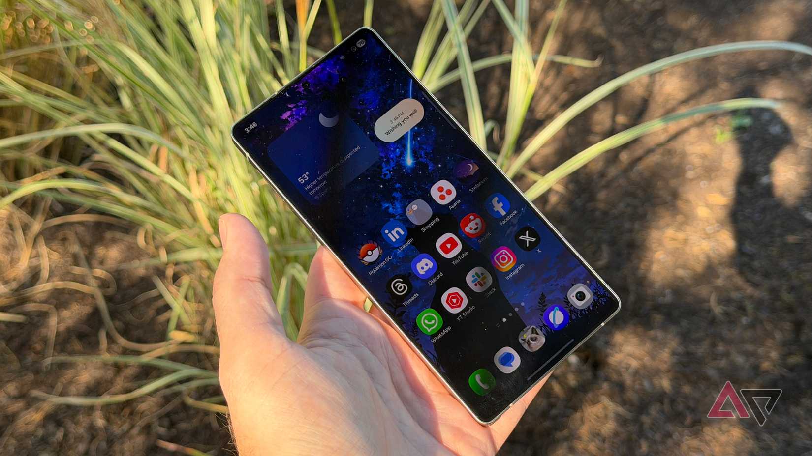 Samsung Galaxy S25 Ultra مرفوعًا على العشب