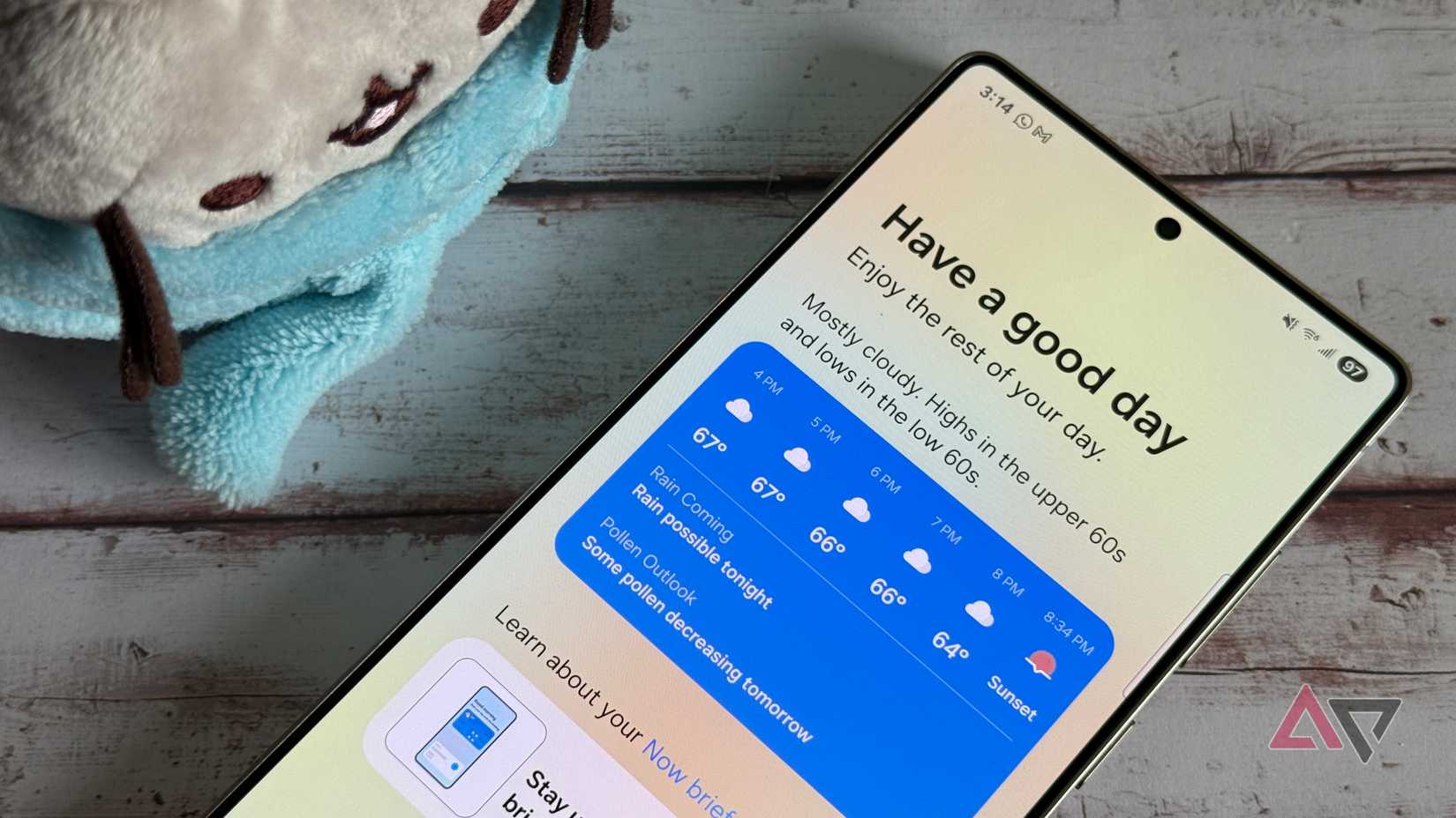 Samsung Now Brief يعرض تقريرًا عن الطقس بجوار Pusheen