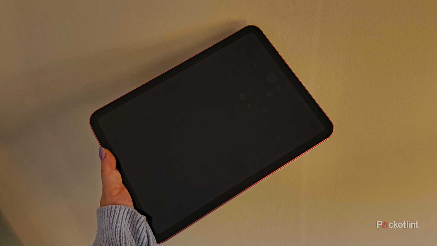 جهاز iPad بأقصى درجة خفوت مع إعدادات النقطة البيضاء.