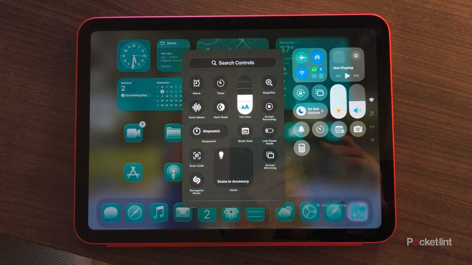 تخصيص مركز التحكم على iPadOS.