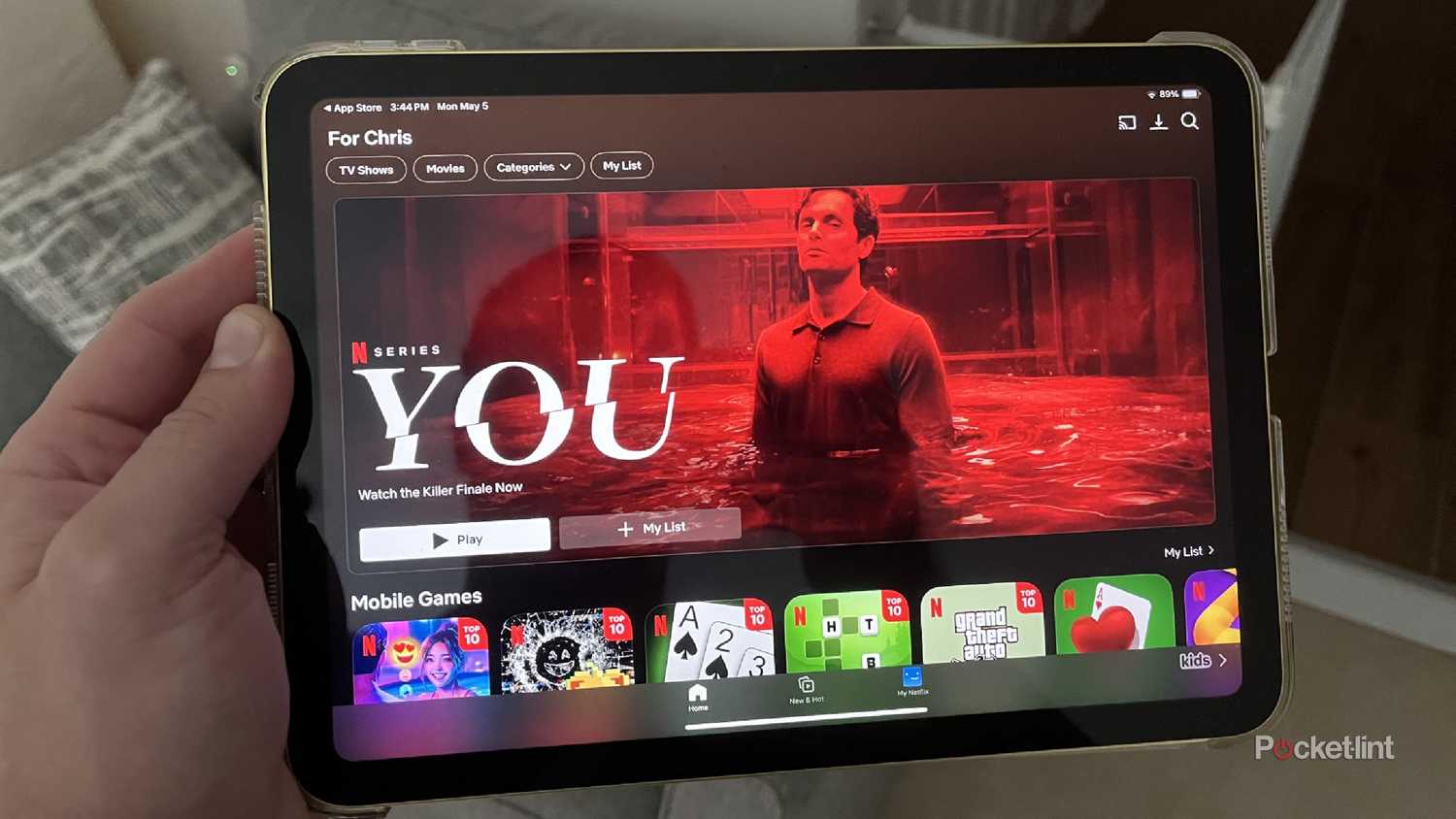 جهاز iPad يبث Netflix. 