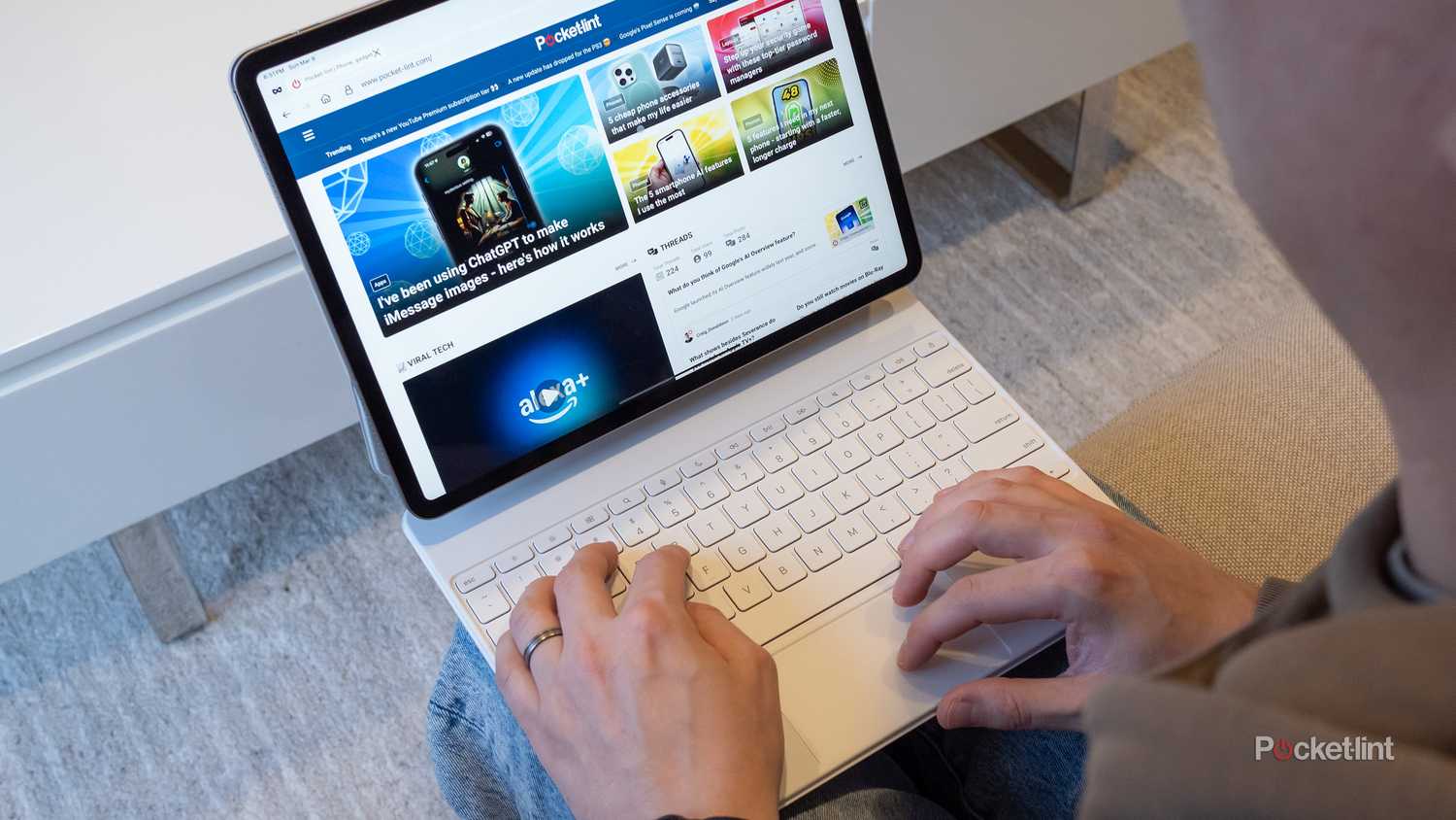 جهاز iPad Air M3 ولوحة مفاتيح Magic Keyboard.