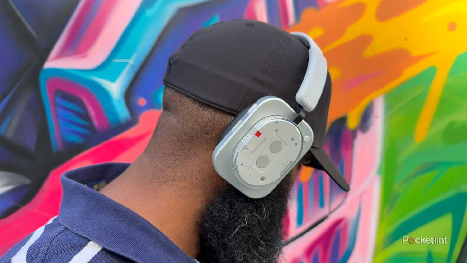 شاكا يرتدي سماعة Nothing (1).