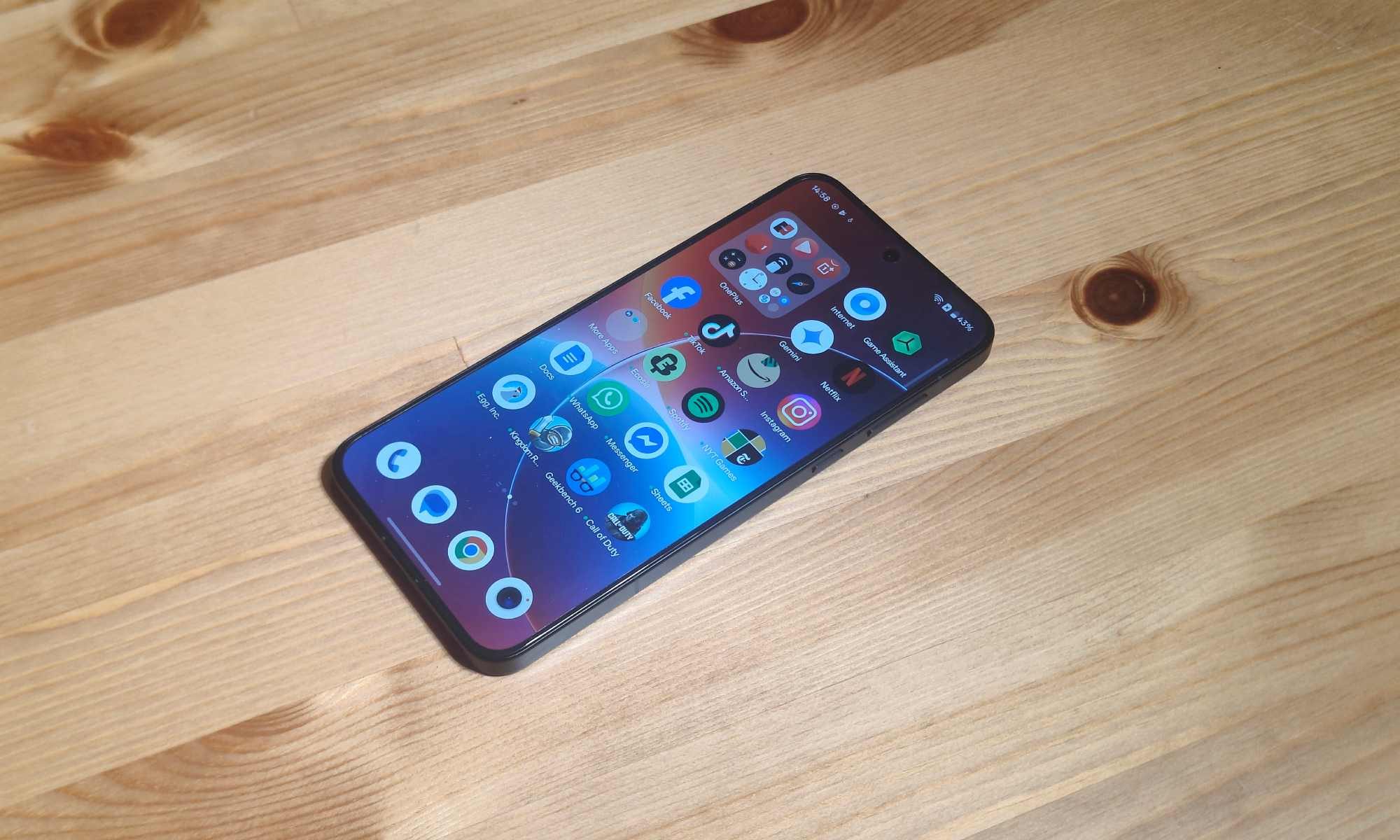 قائمة درج التطبيقات في OnePlus 15R، بينما هو مسطح على طاولة خشبية.