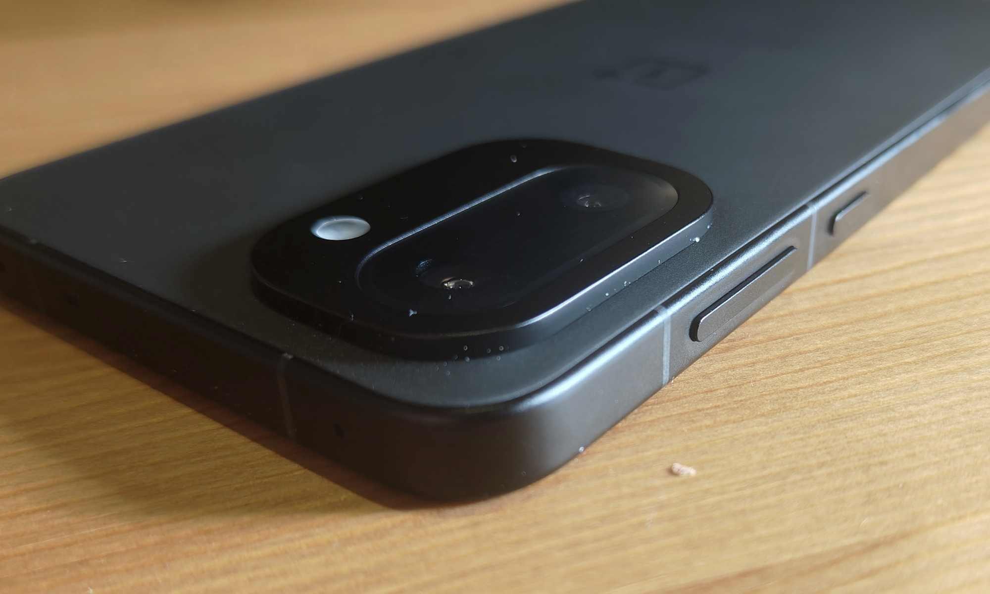 نتوء الكاميرا، وأزرار التحكم في الصوت والطاقة في OnePlus 15R.