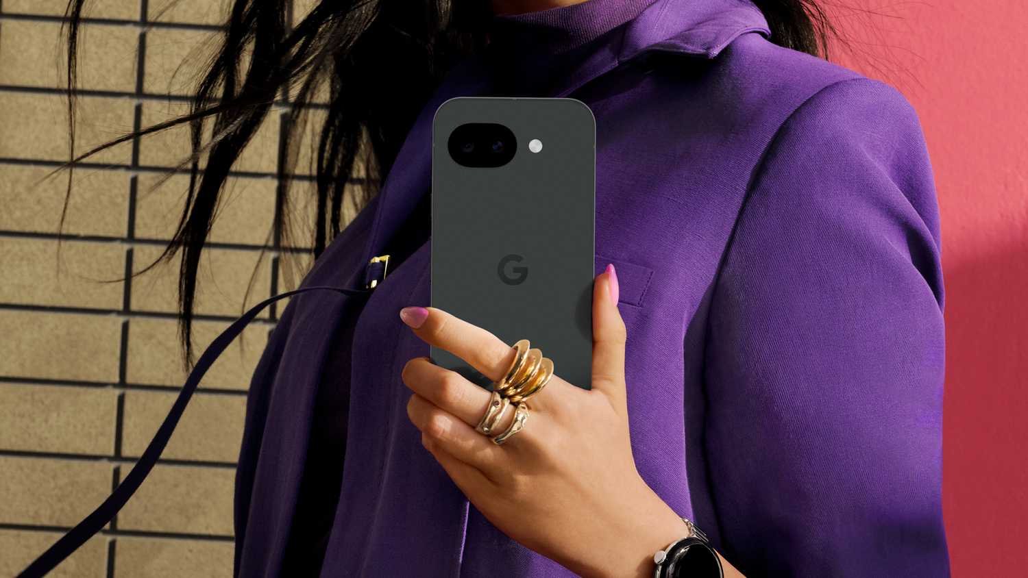 شخص يحمل Pixel 10a.