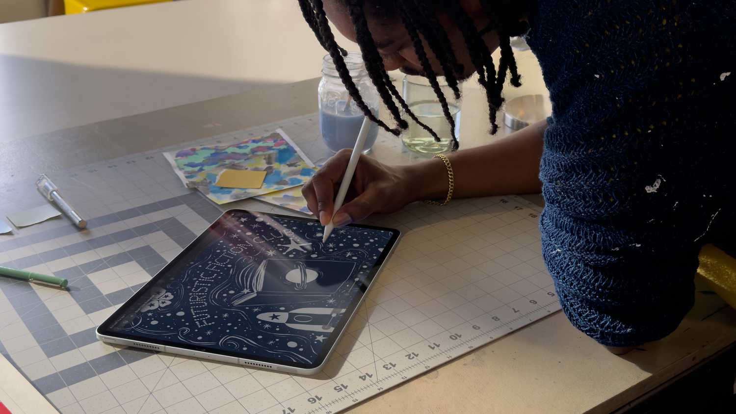 شخص يرسم على جهاز iPad باستخدام Apple Pencil في تطبيق Pixelmator Pro.