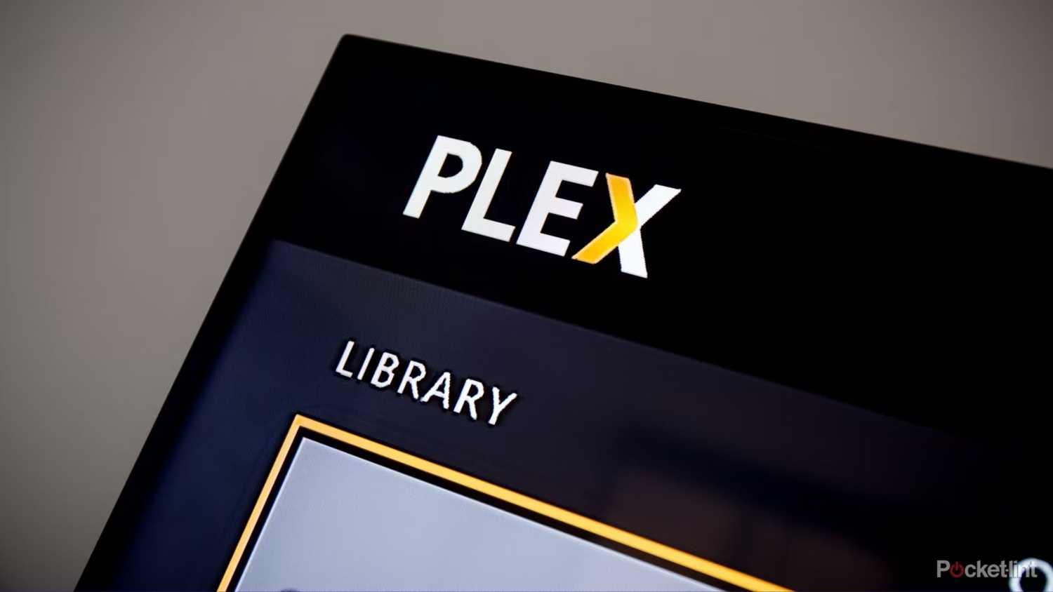 صورة مقربة لشعار Plex على شاشة عرض.