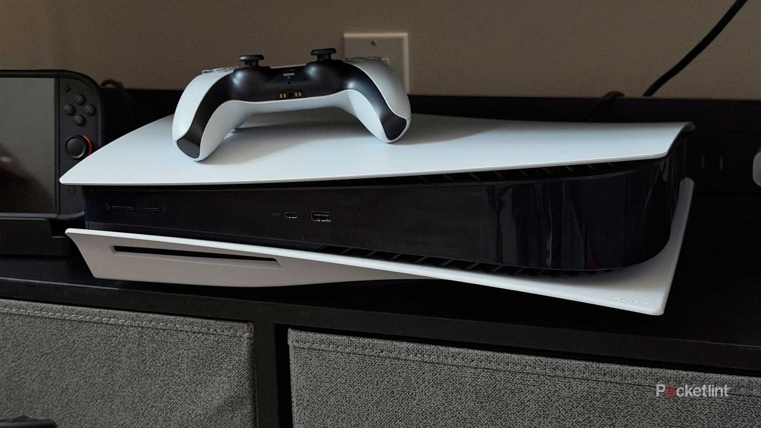 PS5 على حامل تلفزيون.