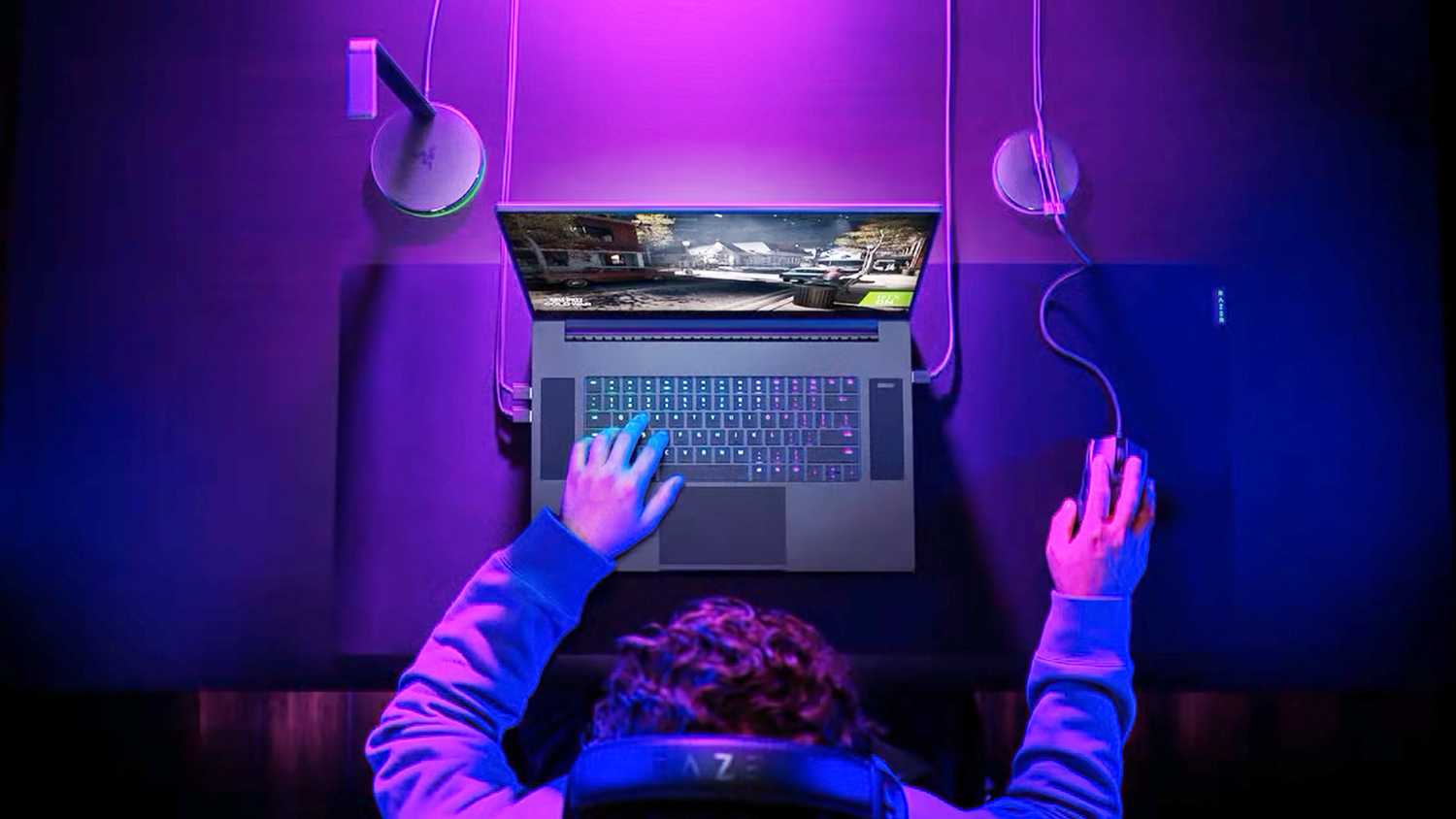 منظر من الأعلى لـ Razer Blade 17.
