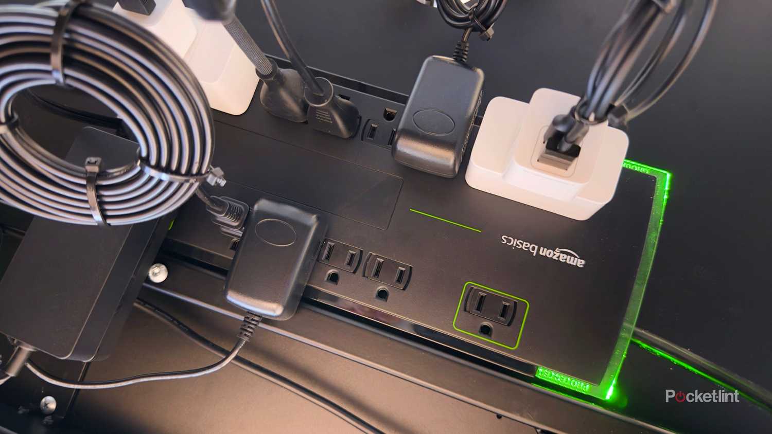 واقي التيار الكهربائي من أمازون بيسكس.